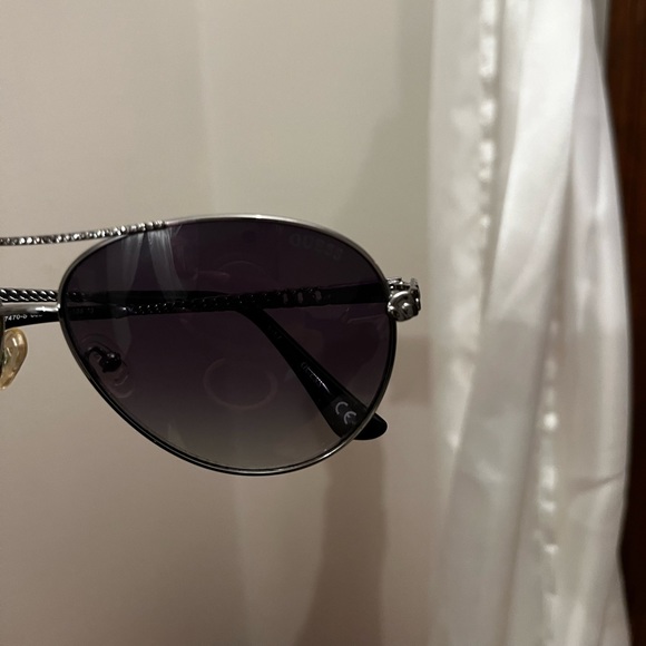 Guess sunglasses. Aviator style! - Picture 3 of 3